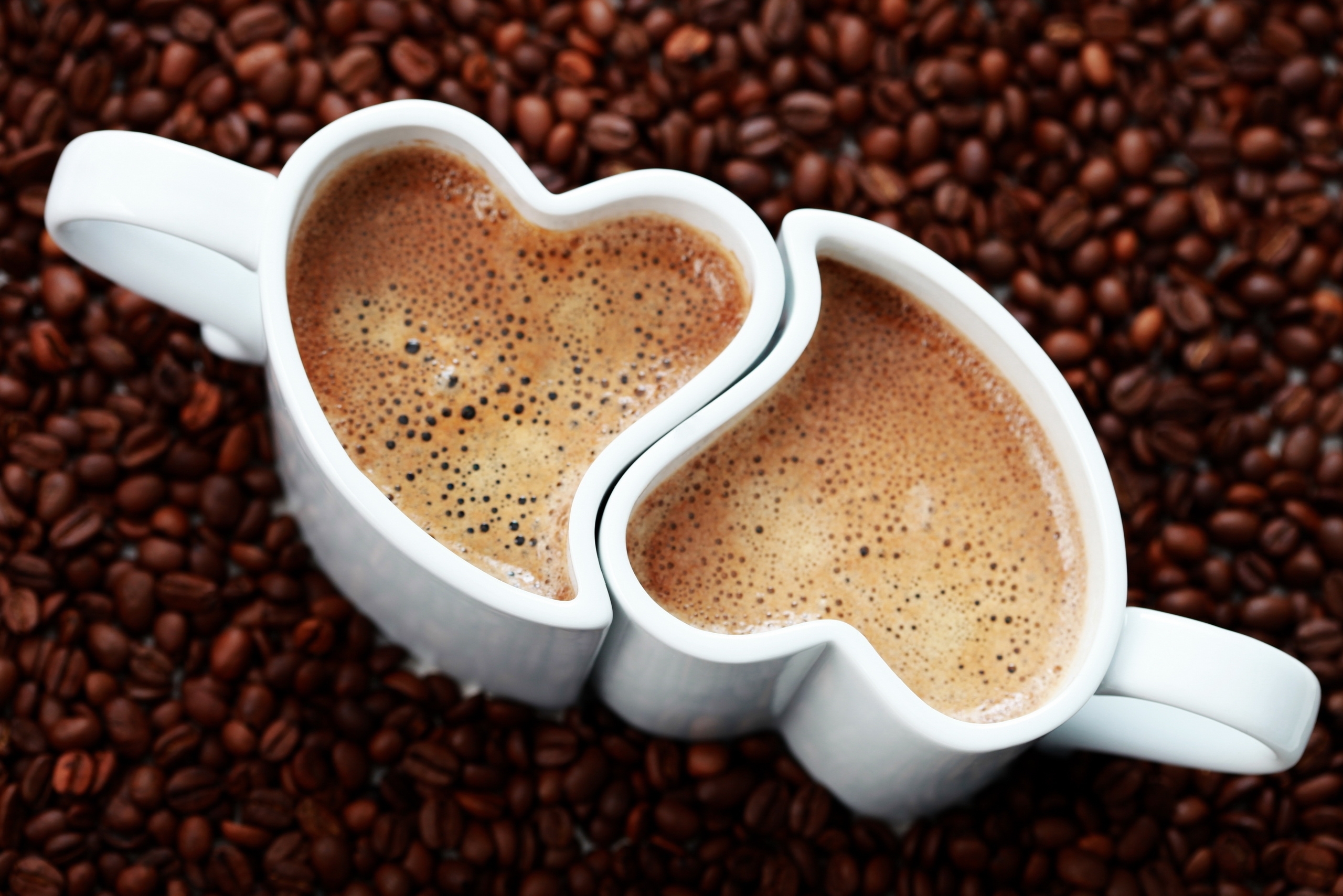 0zms_two_cups_two_hearts_coffee_beans_73551_2560x1708.jpg